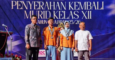 Pelepasan Atribut Sekolah Secara Simbolis Tandai Akhir Masa Belajar Kelas XII di SMADA