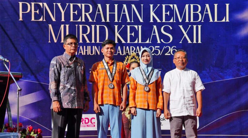 Pelepasan Atribut Sekolah Secara Simbolis Tandai Akhir Masa Belajar Kelas XII di SMADA